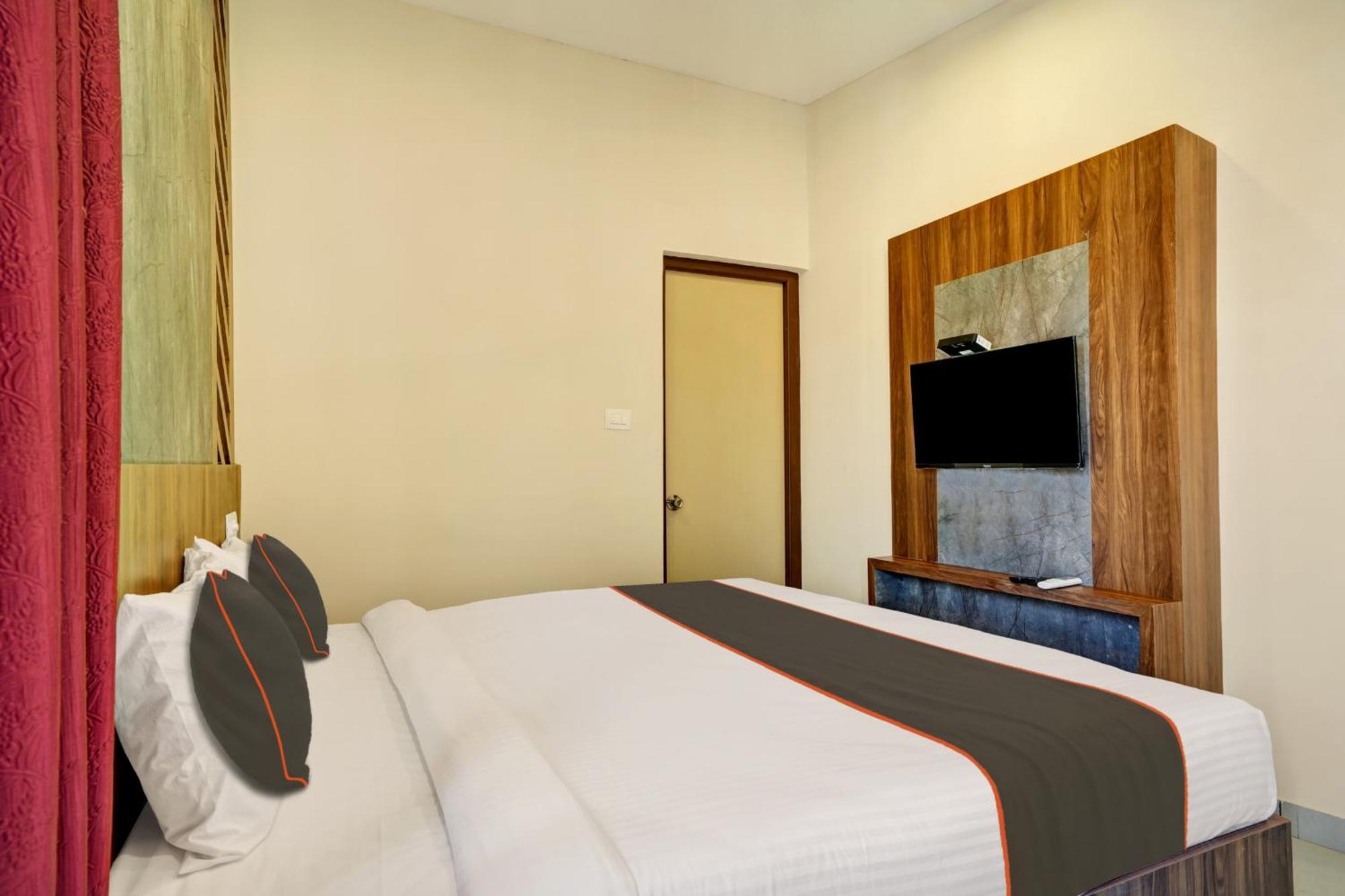 Gypsy Hotel Cusat Kochi Esterno foto