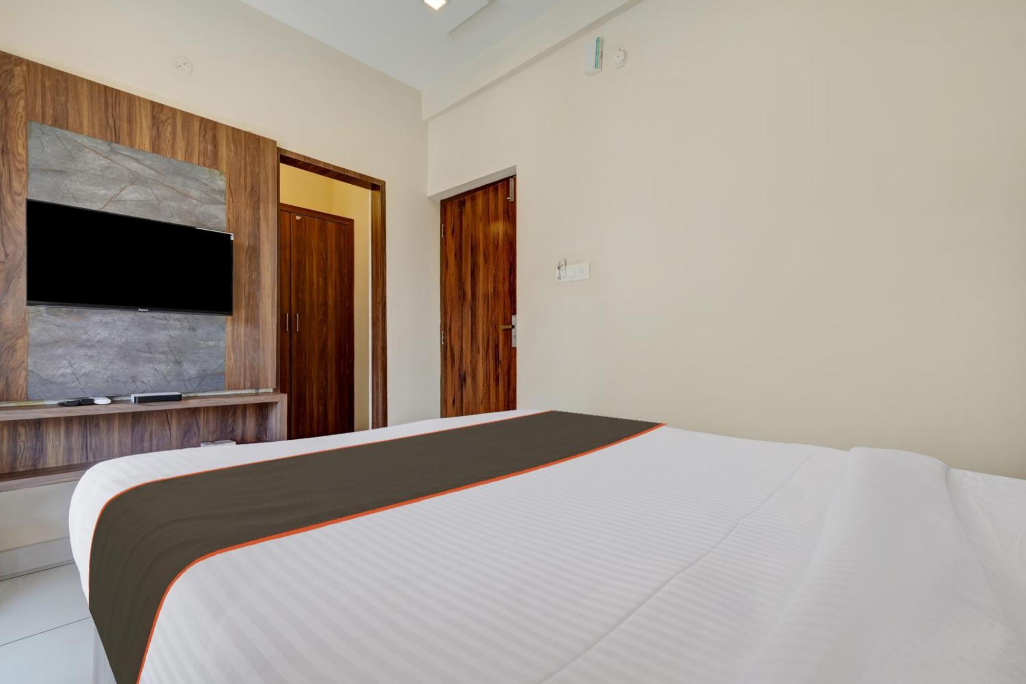 Gypsy Hotel Cusat Kochi Esterno foto