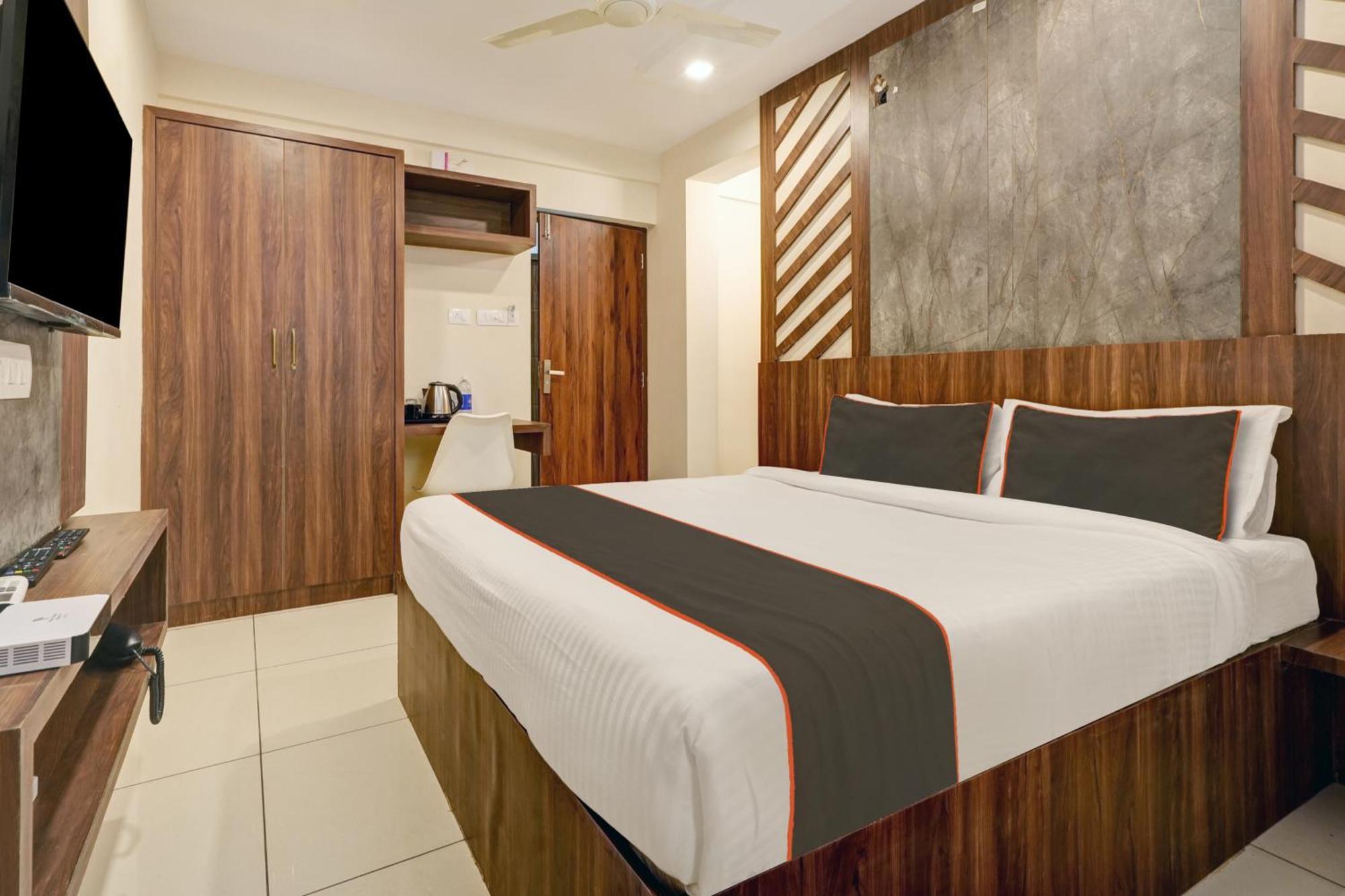 Gypsy Hotel Cusat Kochi Esterno foto