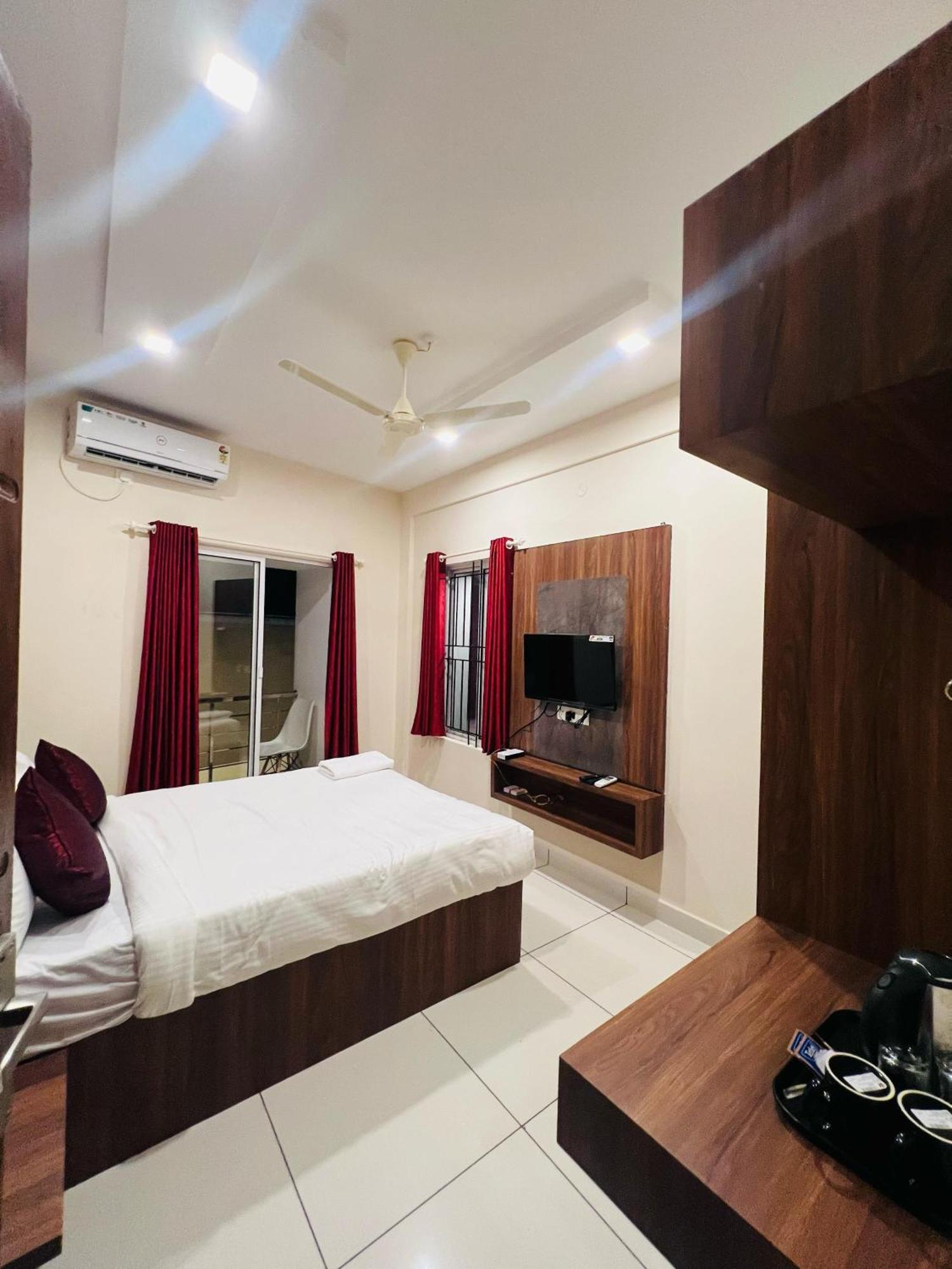 Gypsy Hotel Cusat Kochi Esterno foto